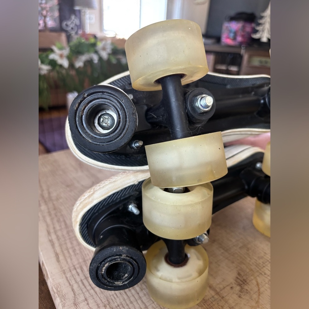 Even Star Chuck-Style Roller Skates - Picture 2 of 7